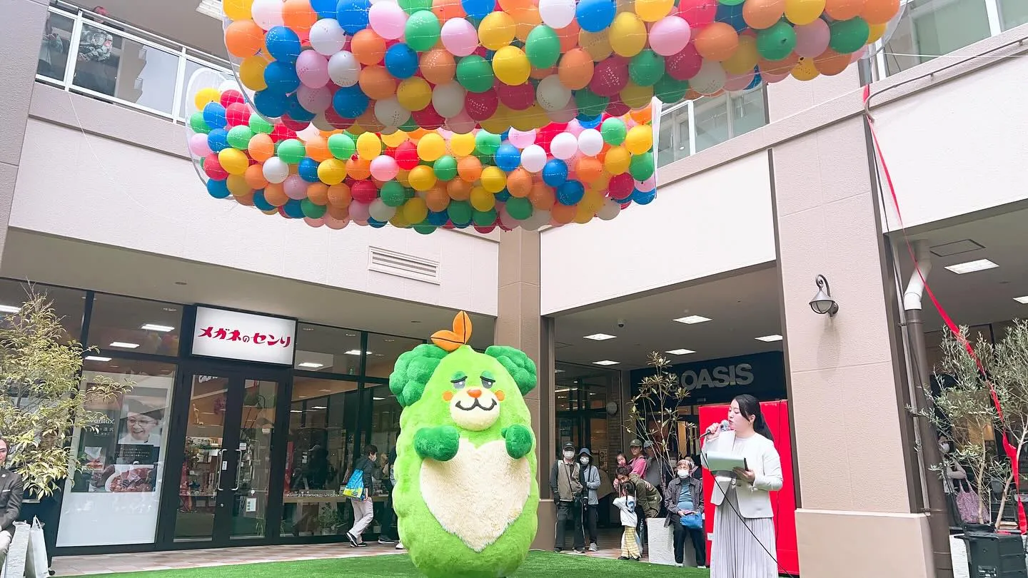 「トナリえん」オープニングセレモニーでバルーンドロップ
