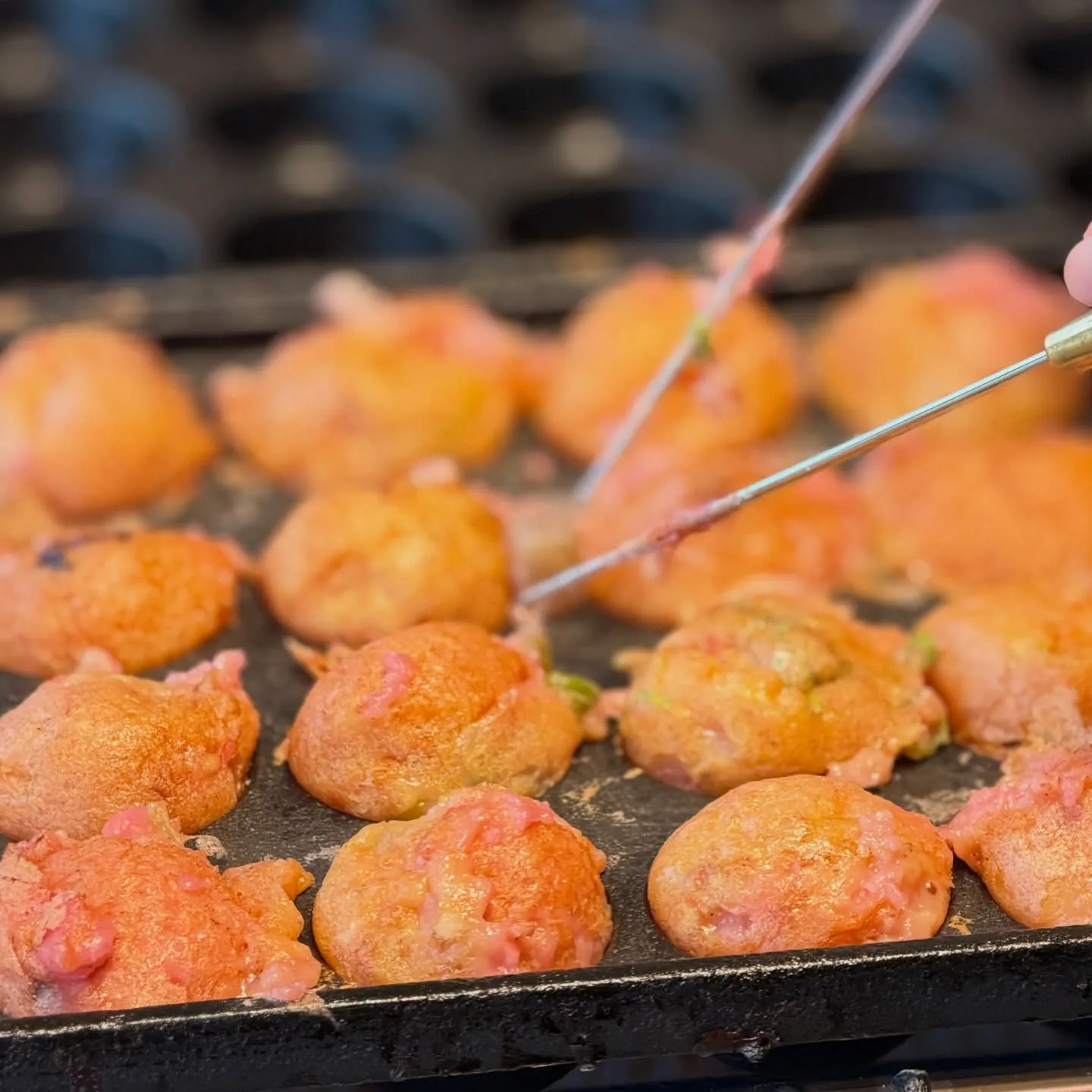 【西宮】たこ焼き界に革命！？ピンクのたこ焼き🩷ピンタコナポレ...